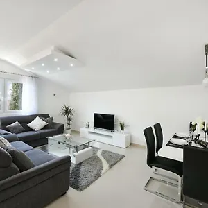 Monika - Private Terrace & Parking Apartman Zadar